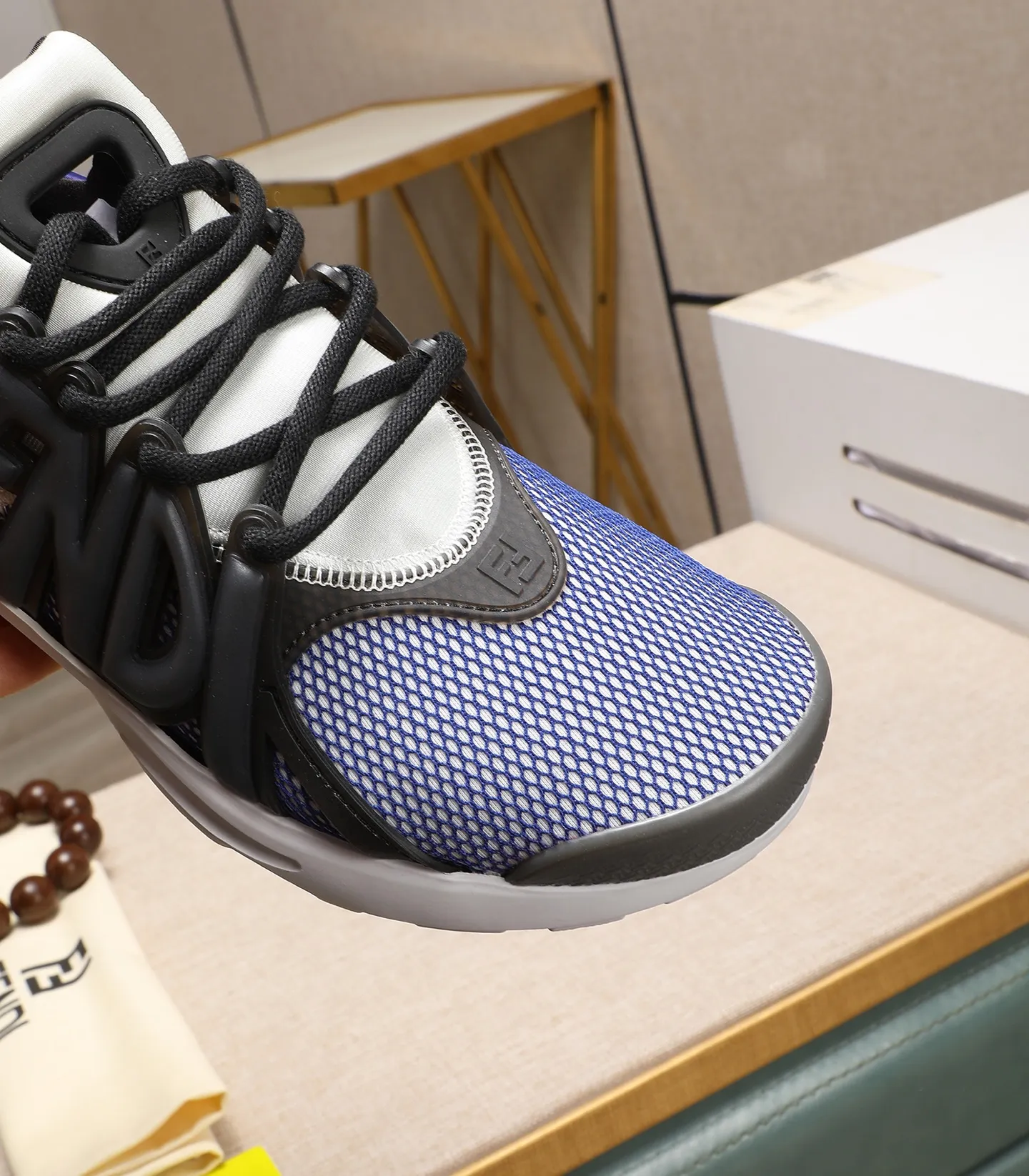 Men's Men's Shoes 💰800 Fendi Fendi's latest Tag series of men's casual mesh sports running shoes, originally purchased and developed, this Tag sneaker is a one-leg sneaker, made of black high-tech mesh material with gray neoprene details. Oversized FENDI lettering on the side and translucent rubber details. Light and flexible rubber running shoe soles, beautifully packaged at the delivery counter, customized breathable lining, original molded foam rubber outsole, sole thickness: 3.5CM! Size: 40-44 (customized at 39.45.46)